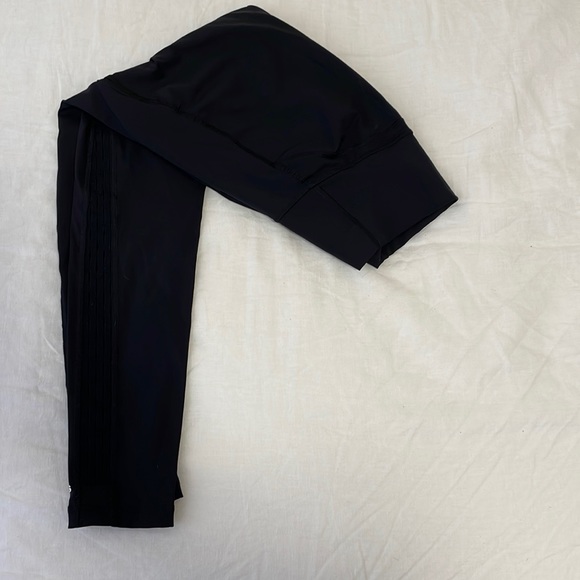 Adidas - Size S - Capris - Stretch material - Brand New - Picture 1 of 3